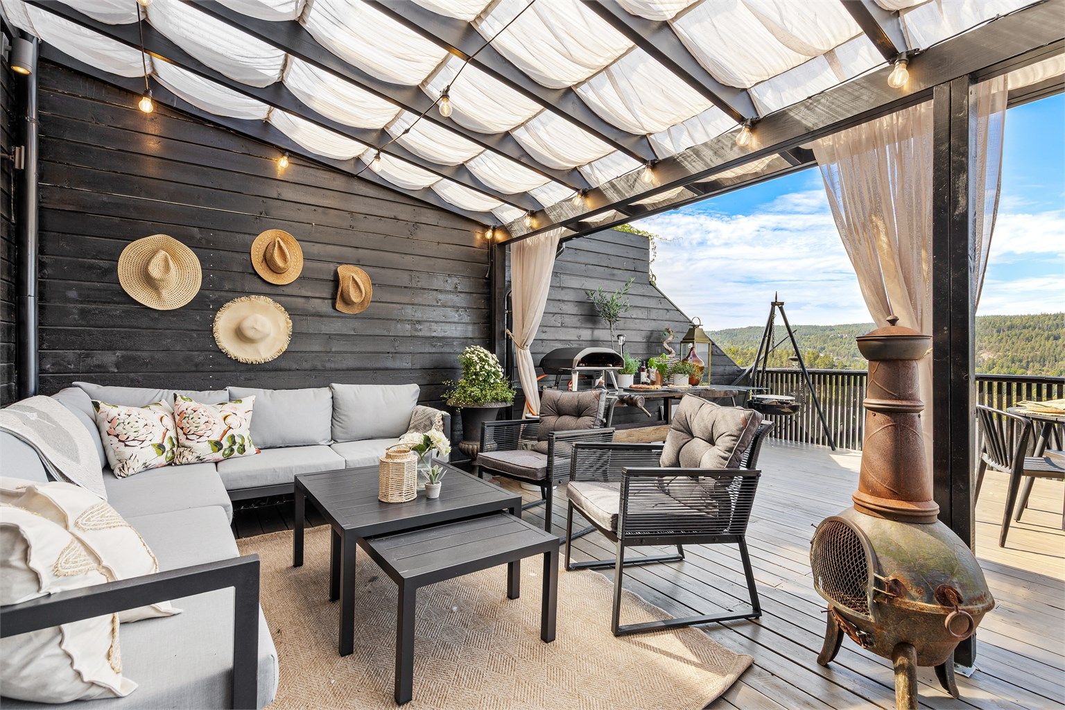 Terrassen med utgang fra stuen er et stort og flott uteområde med gode solforhold, og flere sittegrupper og sosiale soner.