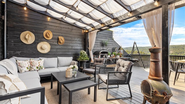 Terrassen med utgang fra stuen er et stort og flott uteområde med gode solforhold, og flere sittegrupper og sosiale soner.