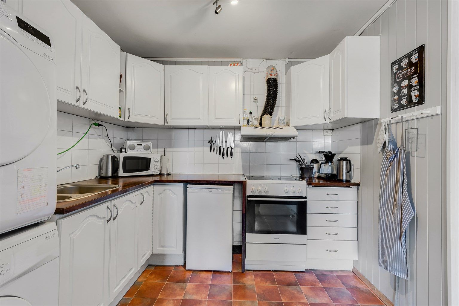 Enkel kjøkkeninnredning i hybelen.