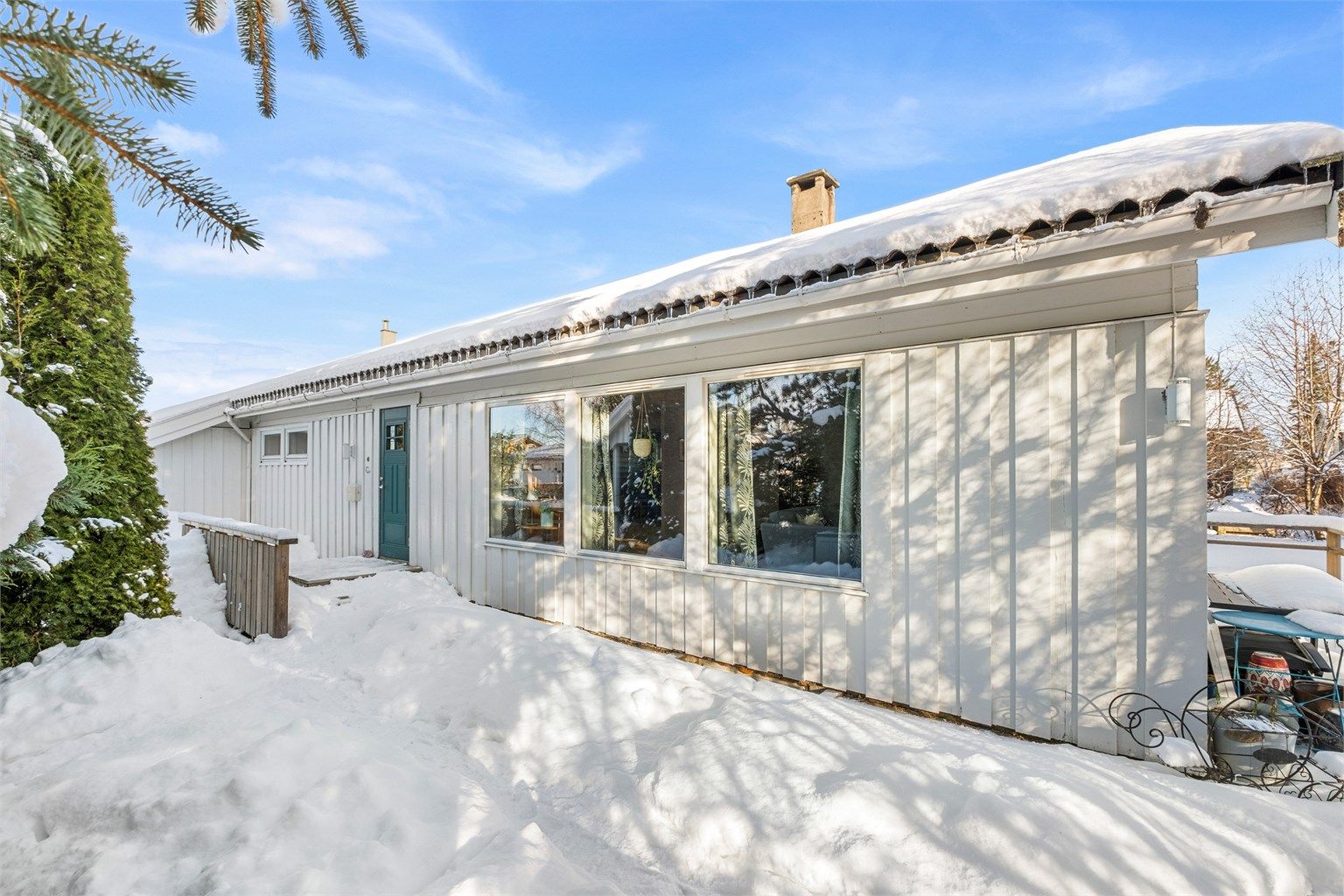Området har et bredt utdanningstilbud i umiddelbar nærhet. Brundalen barneskole (1.–7. trinn) og Charlottenlund videregående skole ligger kun få minutter unna, og det er også gangavstand til Charlottenlund ungdomsskole og NTNU Dragvoll. 