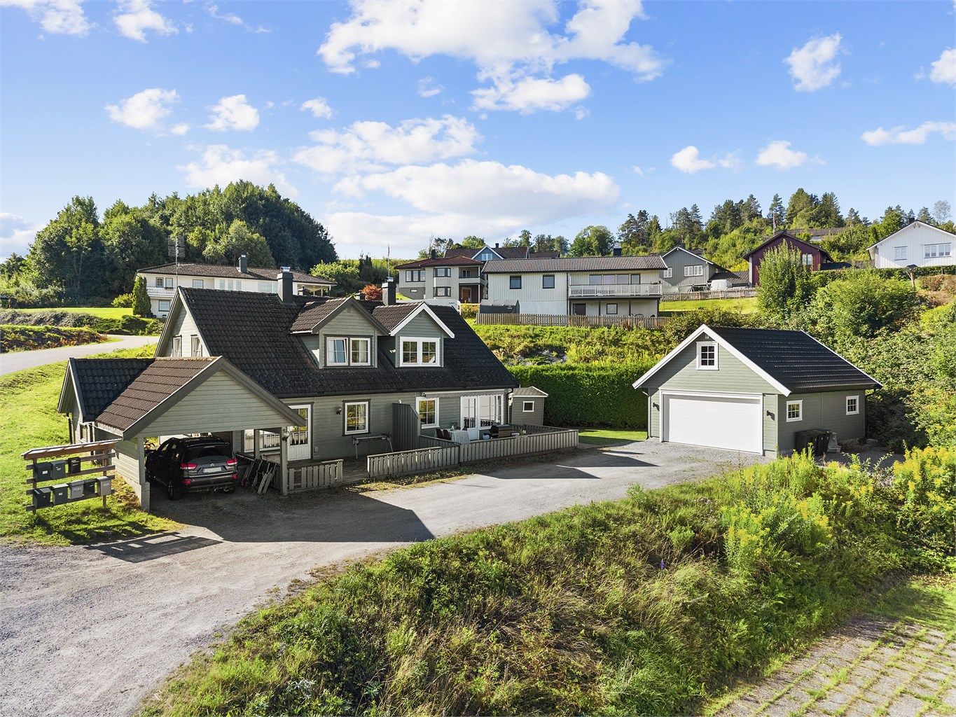 Innholdsrik halvpart av tomannsbolig med usjenert bakhage og nyere dobbelgarasje.
