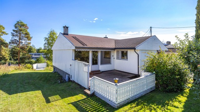 Hagen er opparbeidet med plen og beplantning.