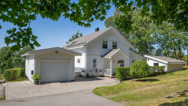 En innholdsrik og svært velholdt enebolig med skjermet beliggenhet på Tjømes vestside.