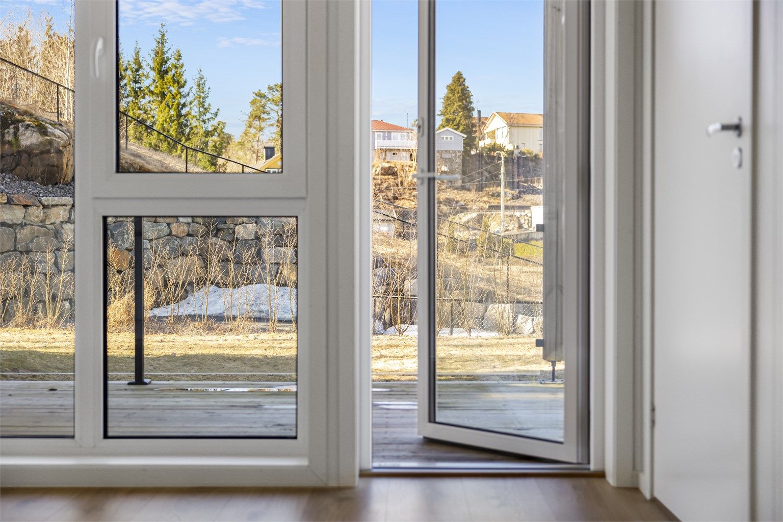 Det er lite innsyn til leiligheten og ca. 350 meter til bussholdeplass og Kiwi bl.a.