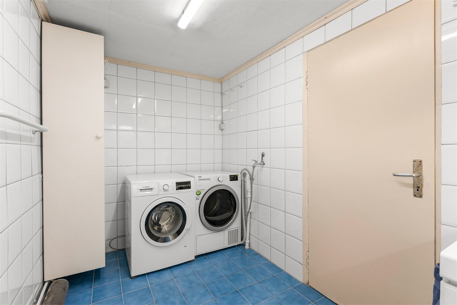 Praktisk vaskerom i kjelleren, i tilknytning til badet.