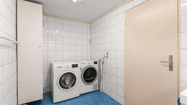 Praktisk vaskerom i kjelleren, i tilknytning til badet.