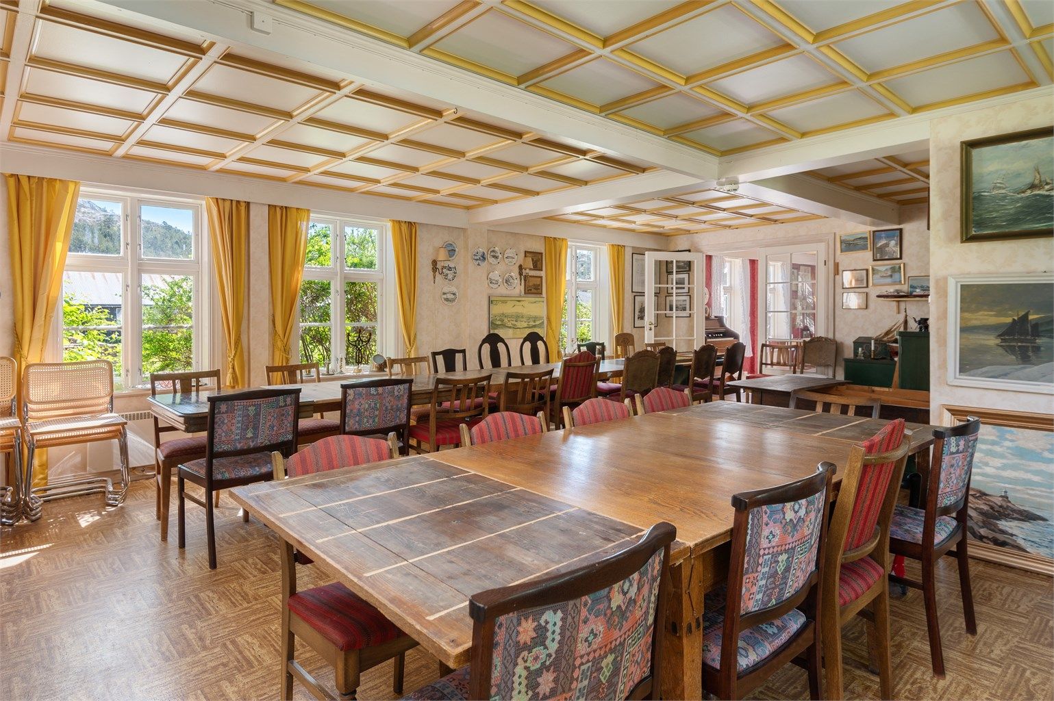 Den gamle restauranten ligger i hovedbygningen mot nord, og dette rommet kalles «Admiralstua».