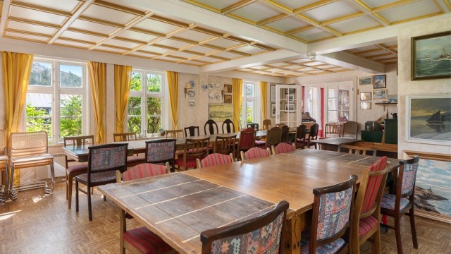 Den gamle restauranten ligger i hovedbygningen mot nord, og dette rommet kalles «Admiralstua».