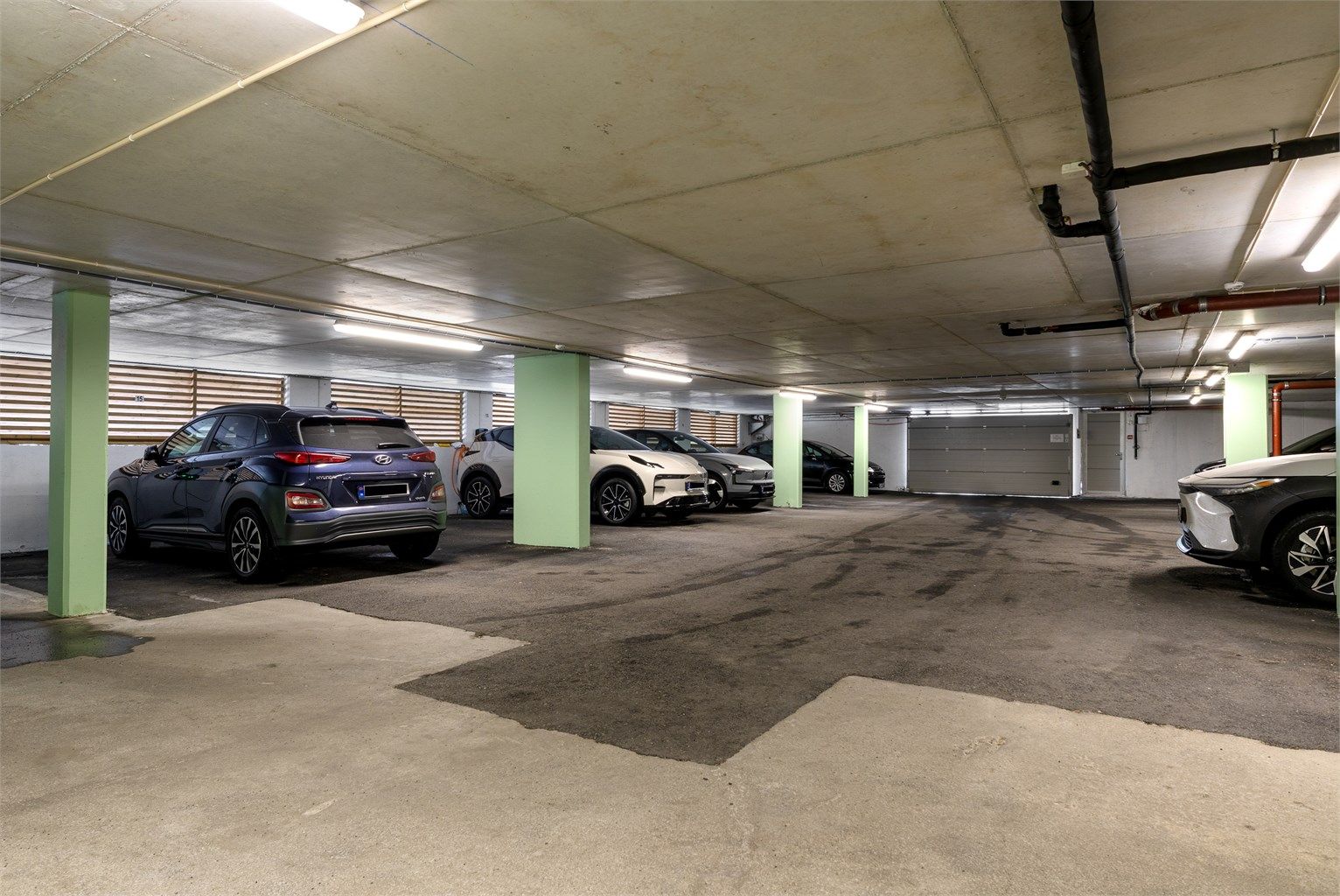 Alle leilighetene i bygget har egen garasjeplass.
