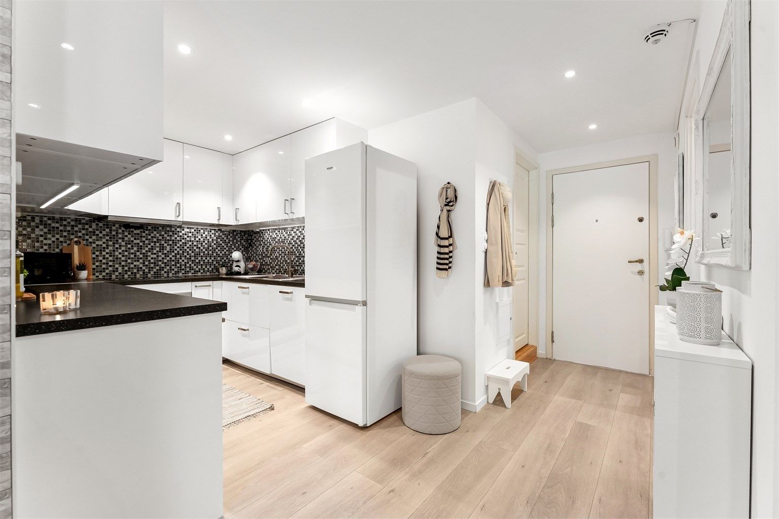 Entreen har direkte adkomst til både stue og kjøkken, og er utstyrt med nedsenket himling med downlights.