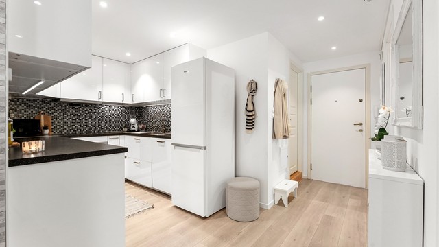 Entreen har direkte adkomst til både stue og kjøkken, og er utstyrt med nedsenket himling med downlights.