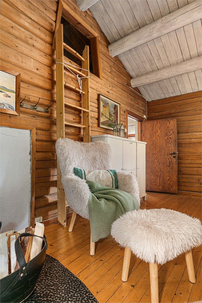 Smart hemsløsning gir ekstra soveplass – lett tilgjengelig via stige fra stuen.