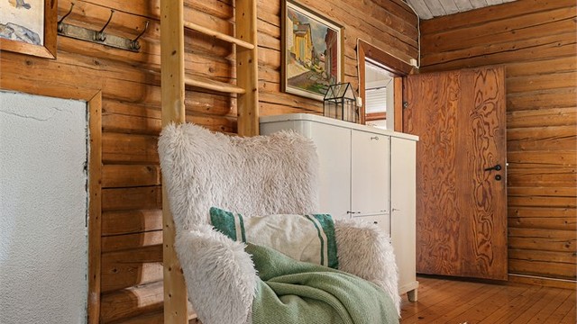 Smart hemsløsning gir ekstra soveplass – lett tilgjengelig via stige fra stuen.