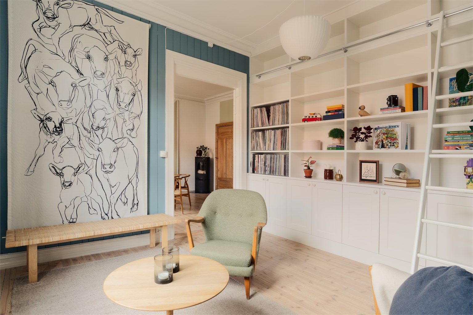 TV-stuen er malt i en behagelig blåfarge og har et praktisk plassbygd hyllesystem. Det er god plass til å innrede med sofaseksjon, stoler, bord og tilhørende mediemøblement.