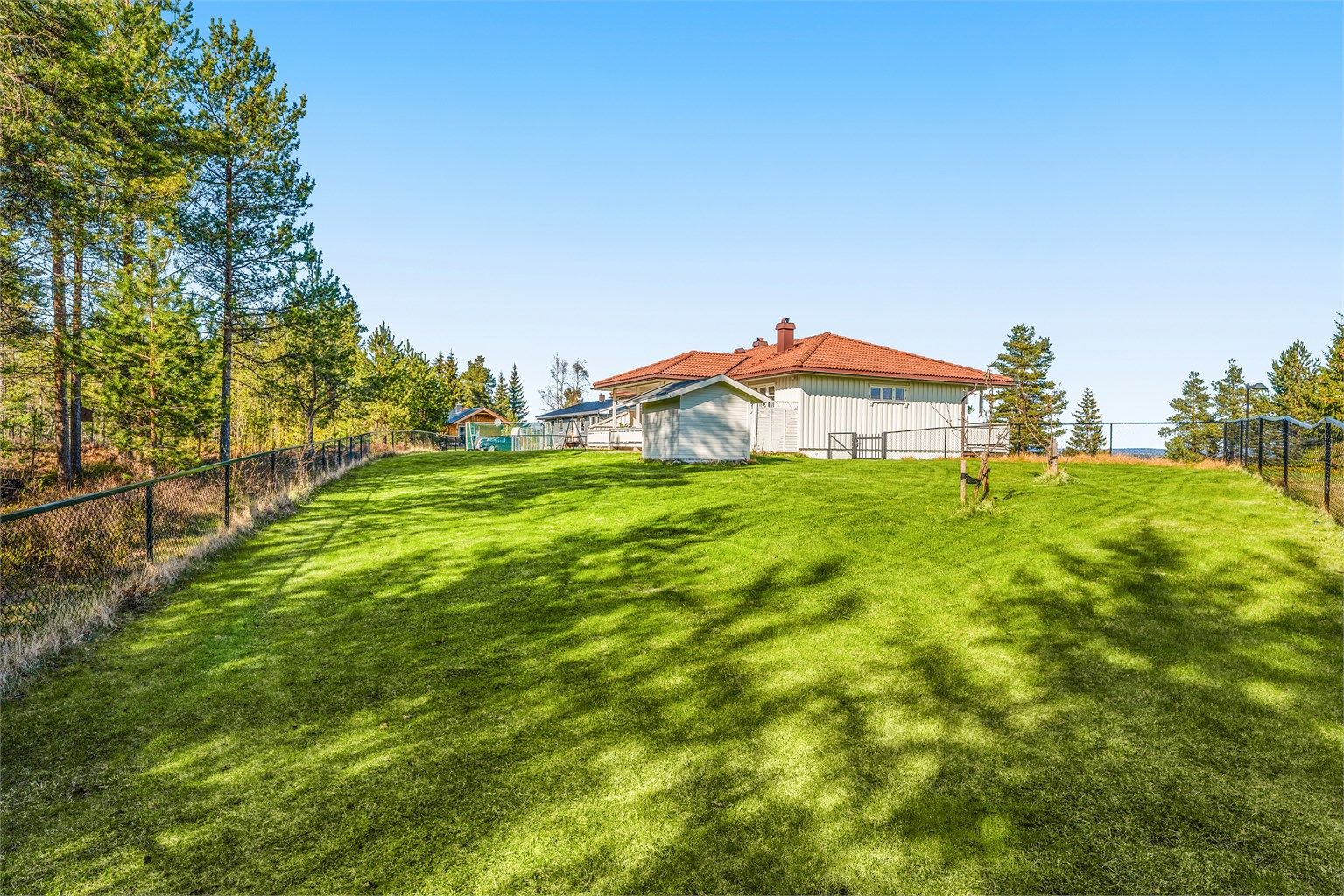 Stor og pent opparbeidet hage med god plass til barnelek i trygge omgivelser. 