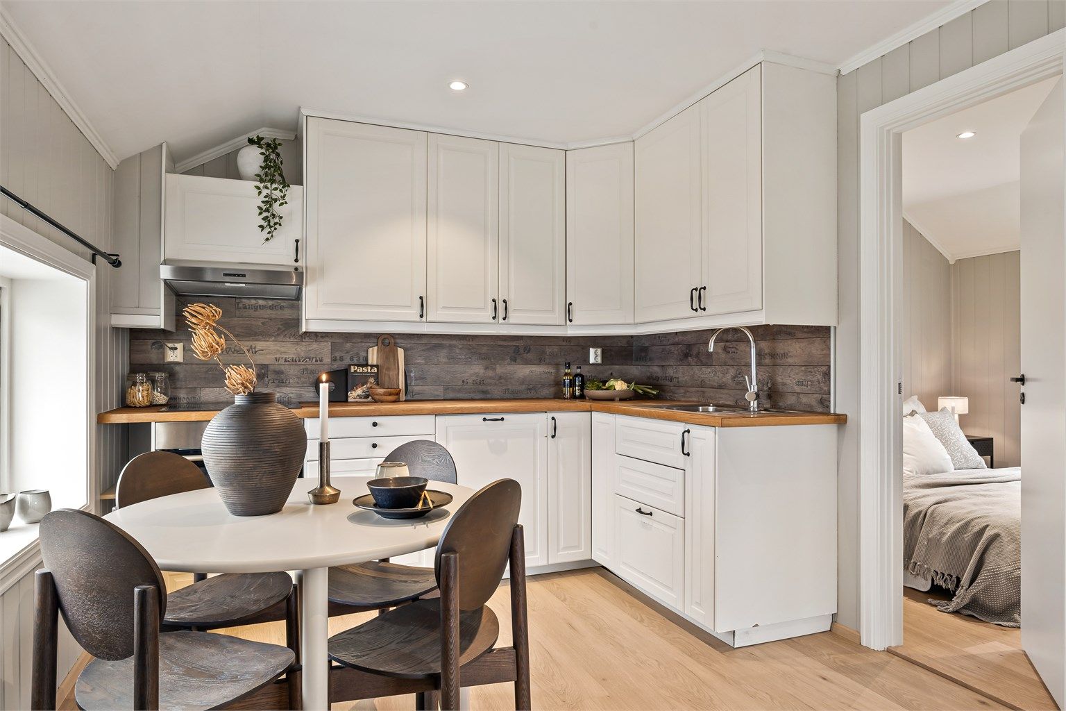 Pen og stilren 3-roms eierleilighet/halvpart av horisontaldelt tomannsbolig i 2. etasje. 
Foto: Stine Jørgensen Prøitz