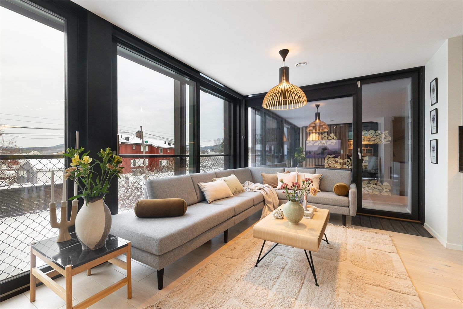 Huset preges av store vindusflater fra tak til gulv med utvendige screens og innvendig solskjerming. Fra stuen er det direkte adkomst til den vestvendte hagen via en skjermet svalgang.