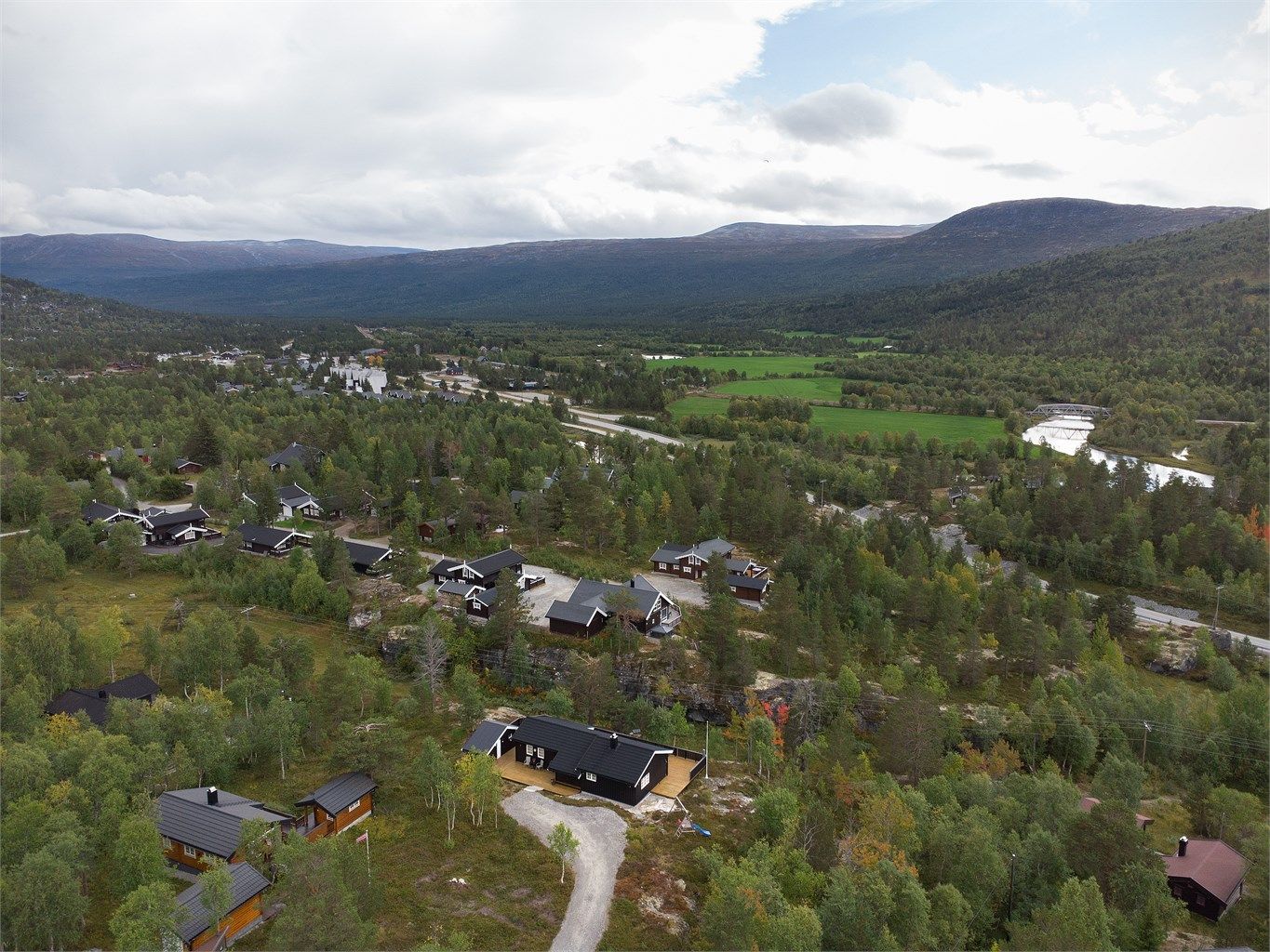 Gangavstand til Bjorli stasjon, dagligvarebutikk og afterski.