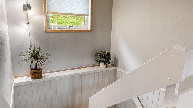 Trappegang fra hall og opp til hovedetasjen