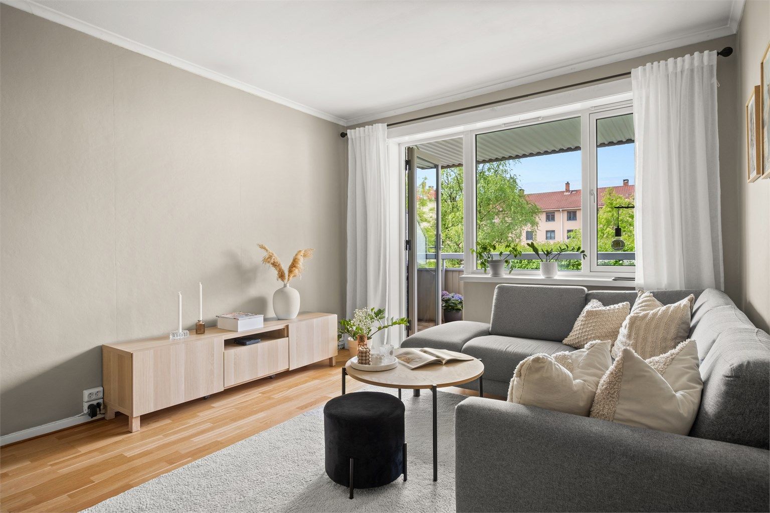 Leiligheten har overflater med parkett og laminat i gang, oppholdsrom og soverom, samt fliser på bad.