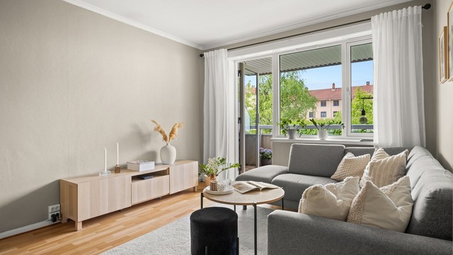 Leiligheten har overflater med parkett og laminat i gang, oppholdsrom og soverom, samt fliser på bad.