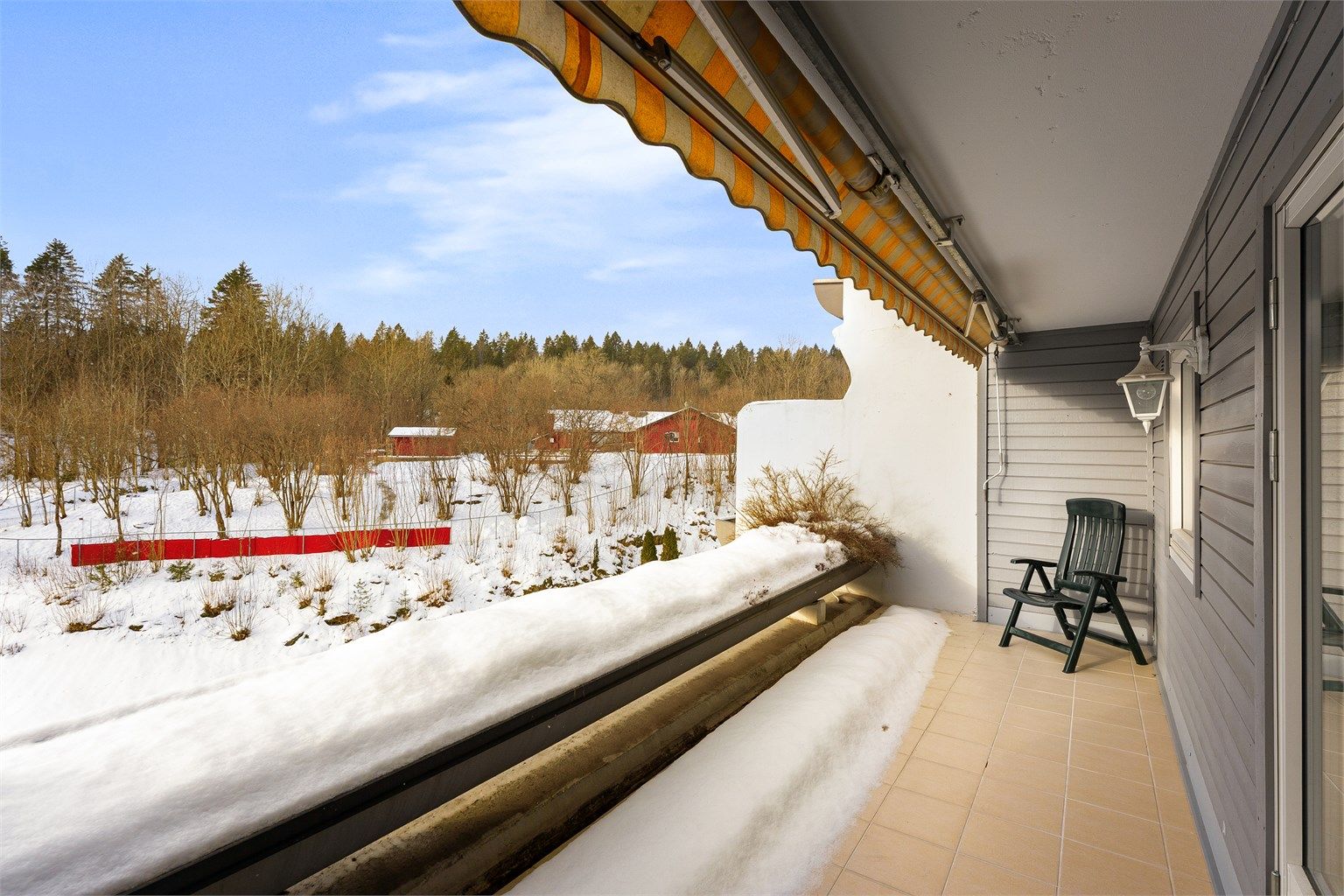 Fra stuen er det utgang til en herlig vestvendt terrasse på 11 kvm