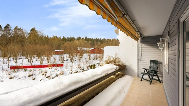 Fra stuen er det utgang til en herlig vestvendt terrasse på 11 kvm