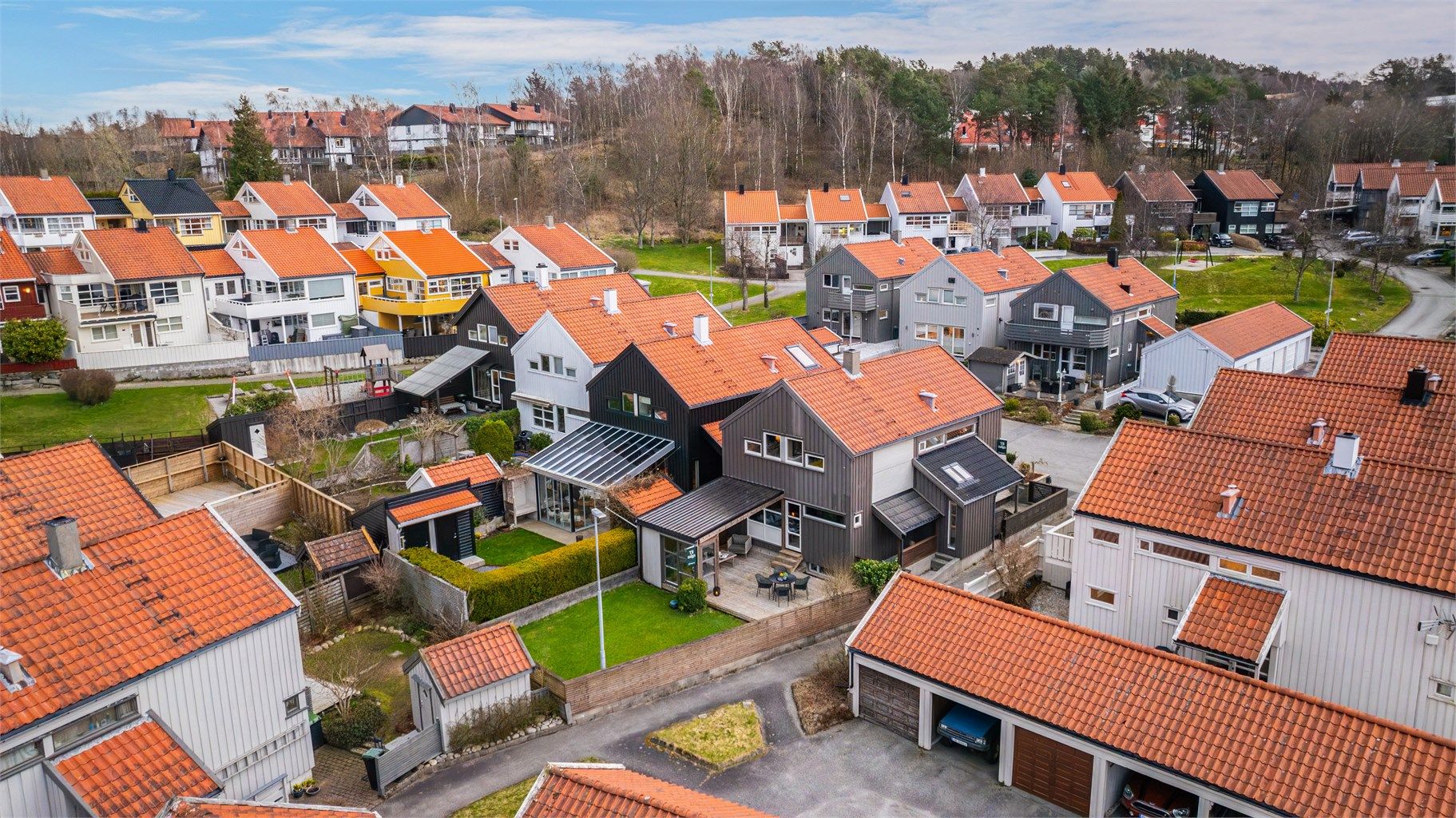 Garasjerekke like ved boligen. Carport nr.3 fra huset tilhører boligen. 