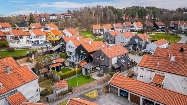 Garasjerekke like ved boligen. Carport nr.3 fra huset tilhører boligen.