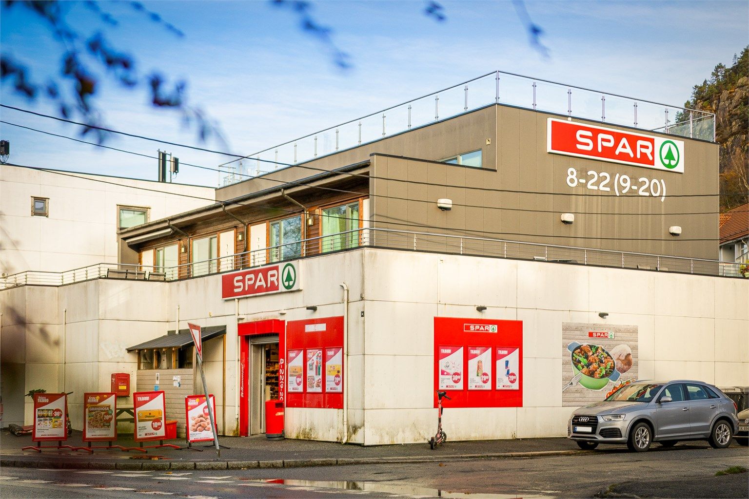 Fra boligen er det ca. 2 minutters gange til dagligvarebutikken Spar og bussholdeplass med hyppige avganger mot Bergen sentrum og Åsane.