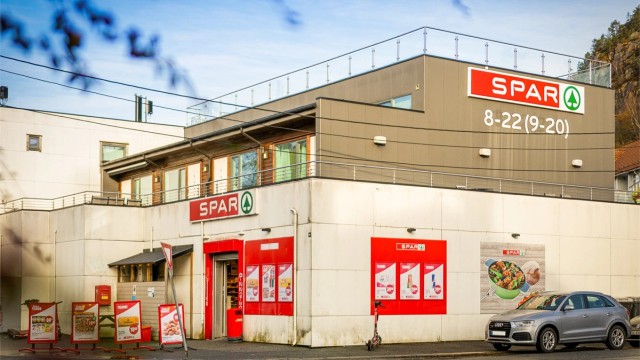 Fra boligen er det ca. 2 minutters gange til dagligvarebutikken Spar og bussholdeplass med hyppige avganger mot Bergen sentrum og Åsane.
