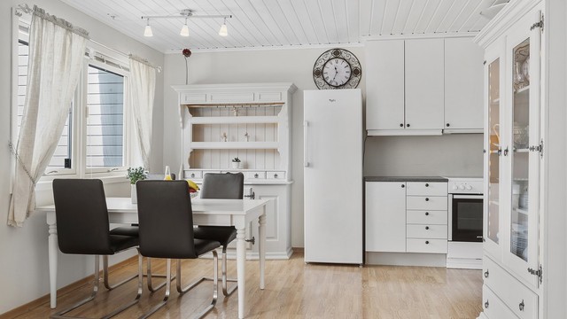 Kjøleskap, stekeovn og oppvaskmaskin medfølger handelen.