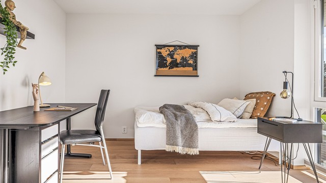 Et lyst og trivelig rom som egner seg godt som barne- og ungdomsrom, gjesterom eller ekstra stue.