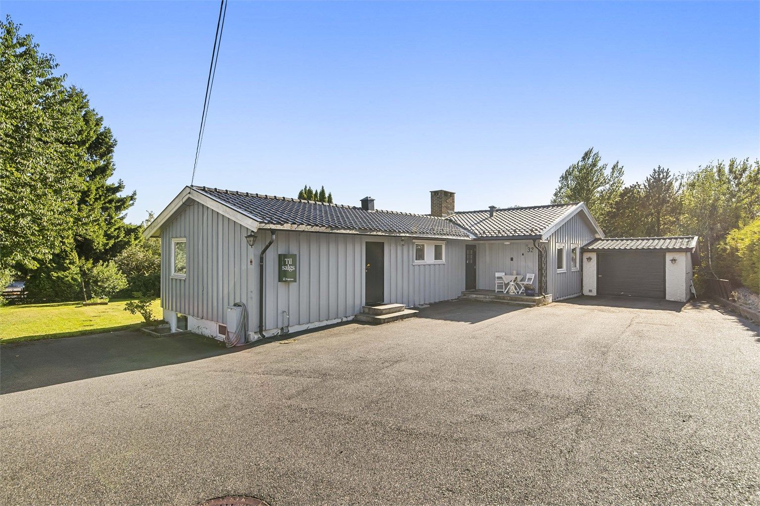 Gårdsplassen er asfaltert og har rikelig med parkeringsplasser - praktisk for både familie og gjester.