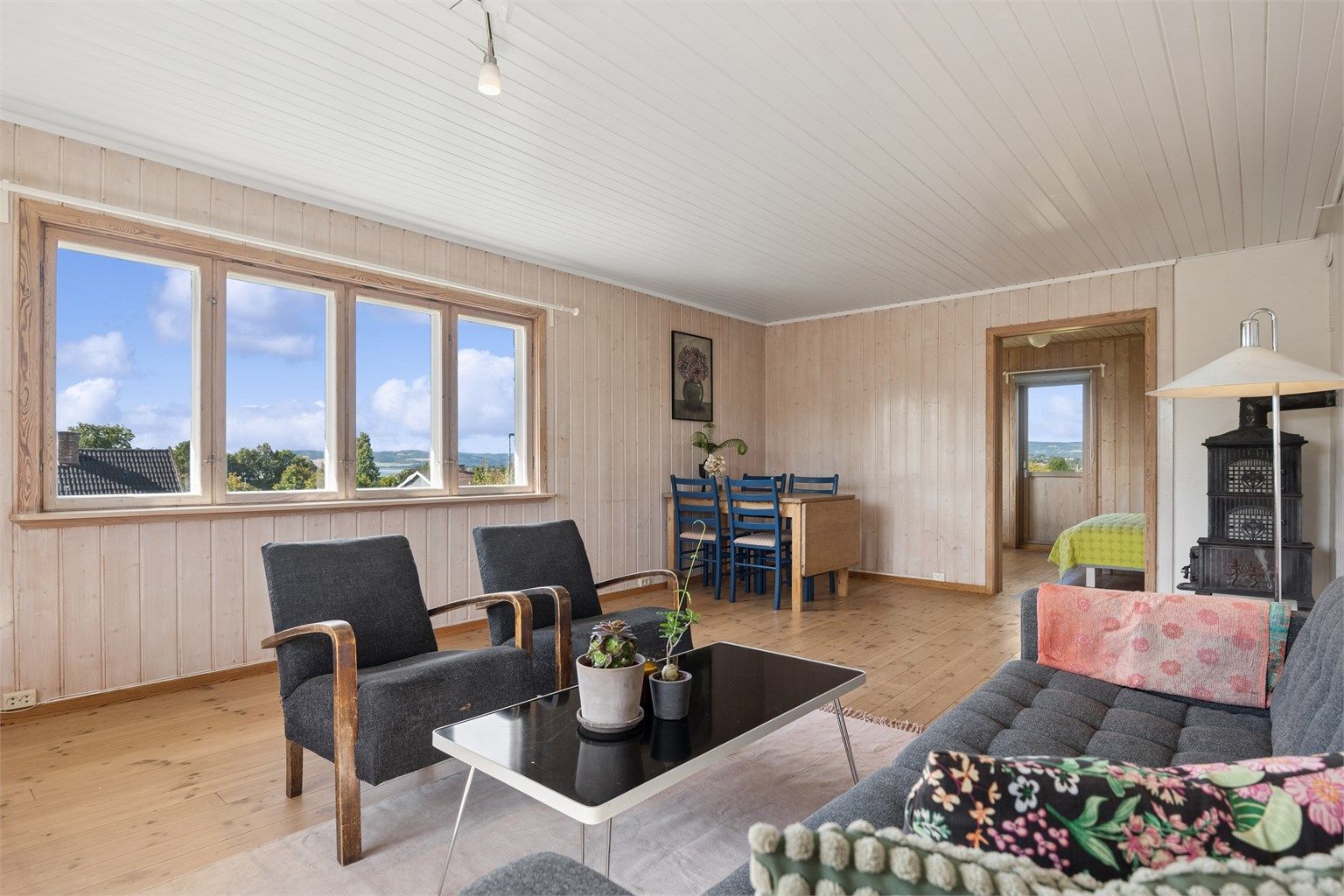 2. etasje. Heltre gulv og panel på vegger gir en lun og fin atmosfære. 
