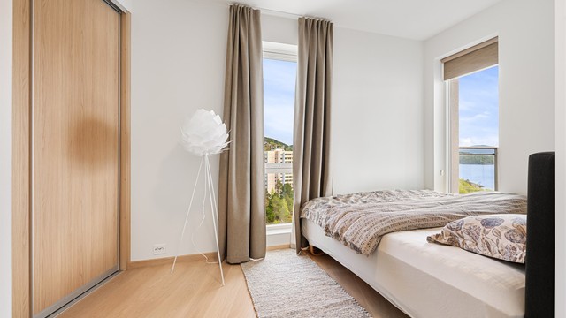Soverom med plassbygget garderobeløsning