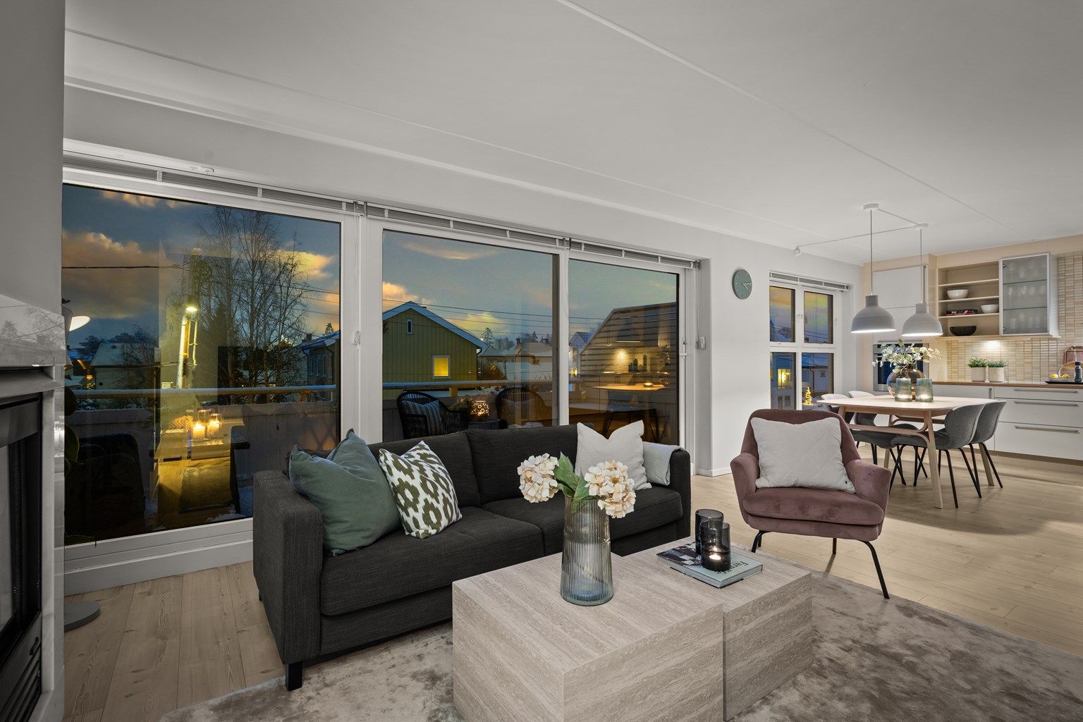 Velkommen til Sigurd Johannesens vei 12! - Innholdsrik og familievennlig 4-roms endeleilighet med solrik veranda, garasje og flott felles hage. 