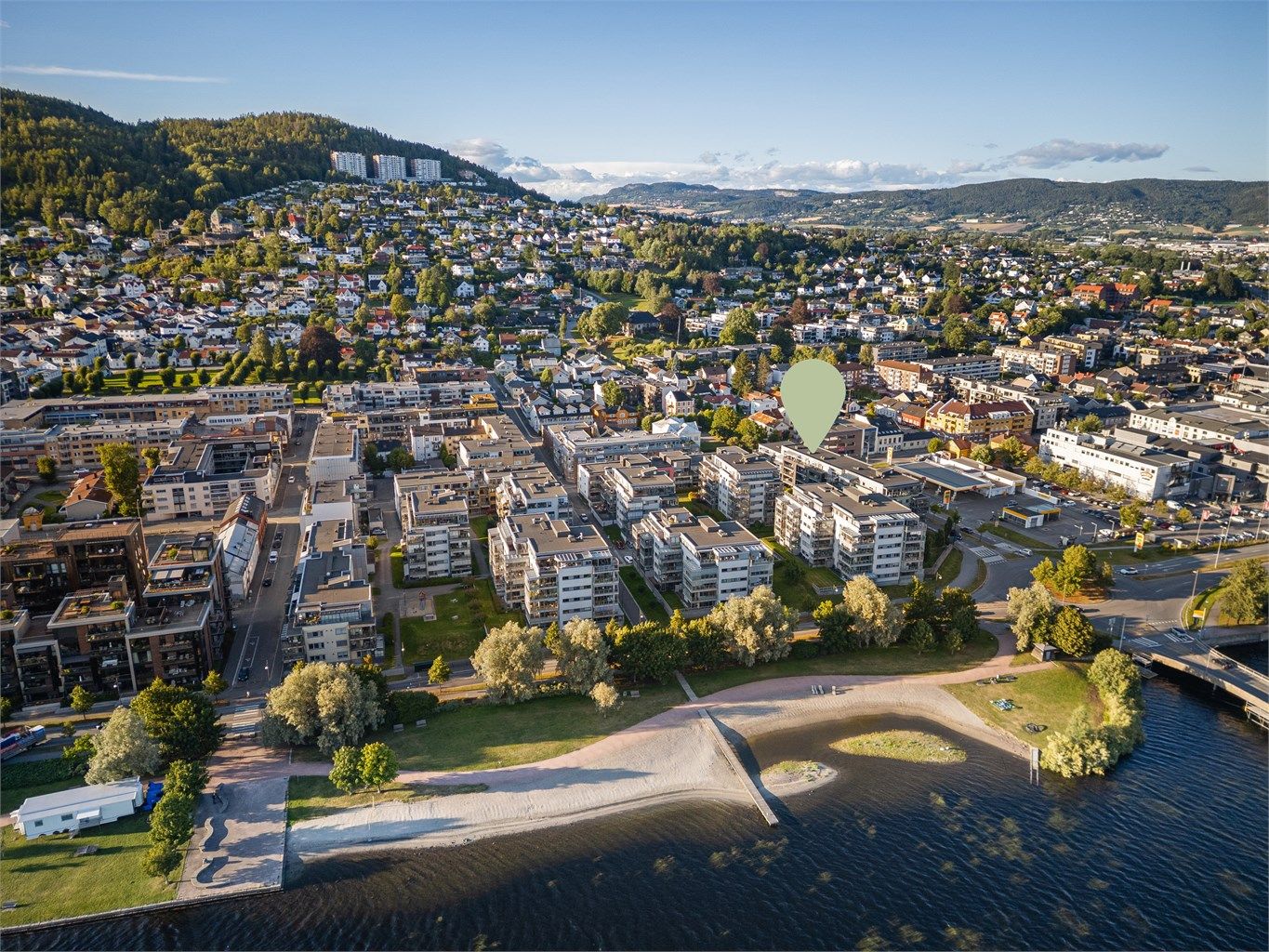 CC Drammen kjøpesenter ligger innen kort avstand fra leiligheten, det er også gangavstand til nye Drammen sykehus.