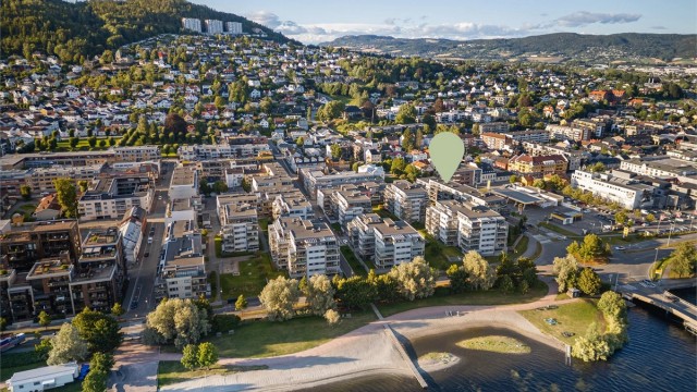 CC Drammen kjøpesenter ligger innen kort avstand fra leiligheten, det er også gangavstand til nye Drammen sykehus.