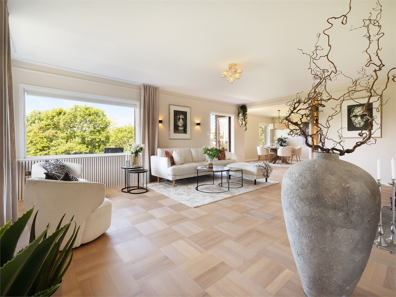 Stuen er romslig og har plass til både en sofaseksjon, samt spisebord og annen møblering etter eget behov. 