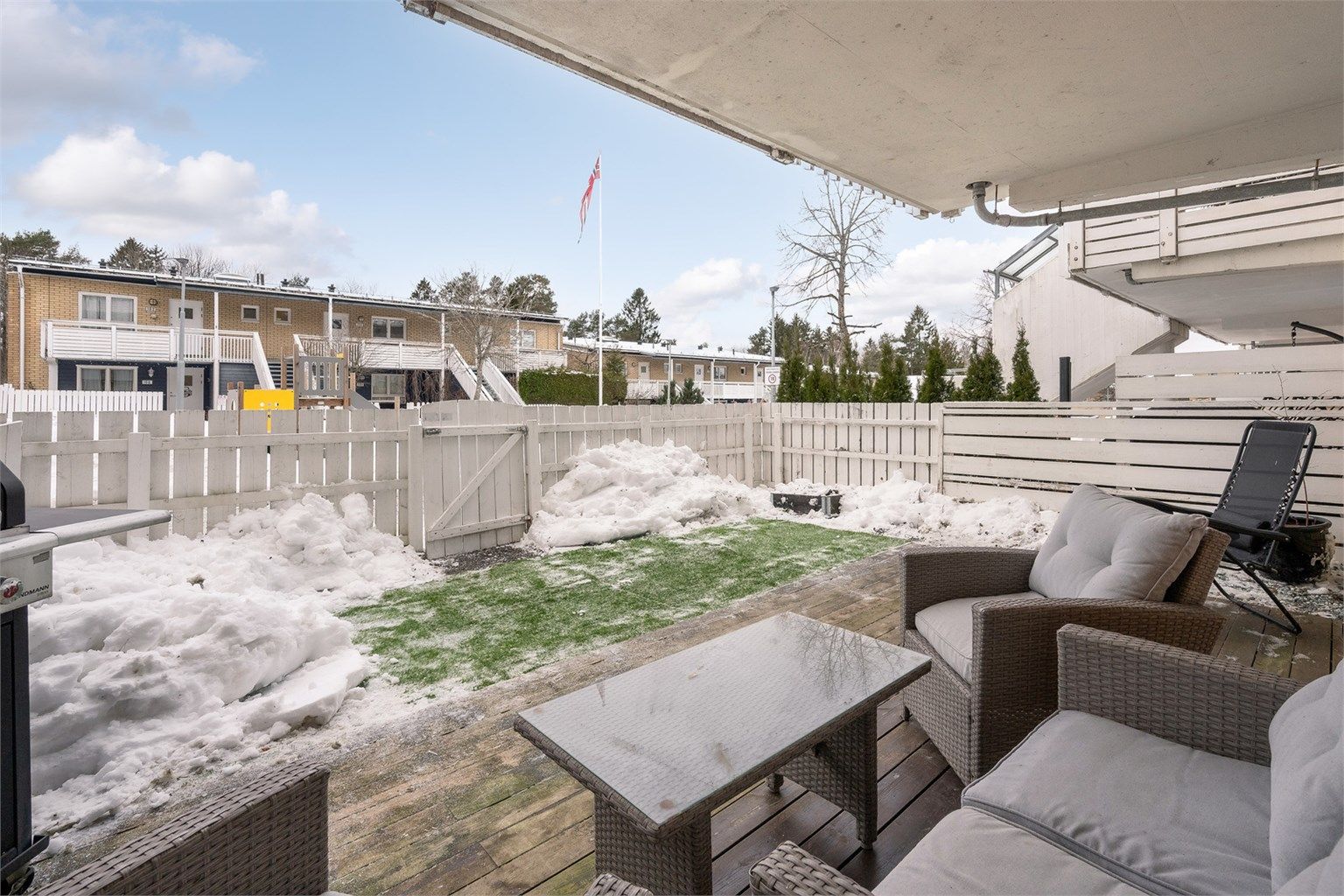 Markterrassen er målt til 14 kvm og her plass til ønsket utemøblement. Om sommeren er dette en fin forlengelse av stuen og en herlig plass å nyte årets varmere dager.