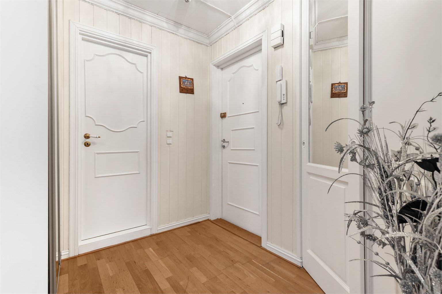 Entreen ønsker velkommen inn i leiligheten, som er en selveier med heisadkomst.