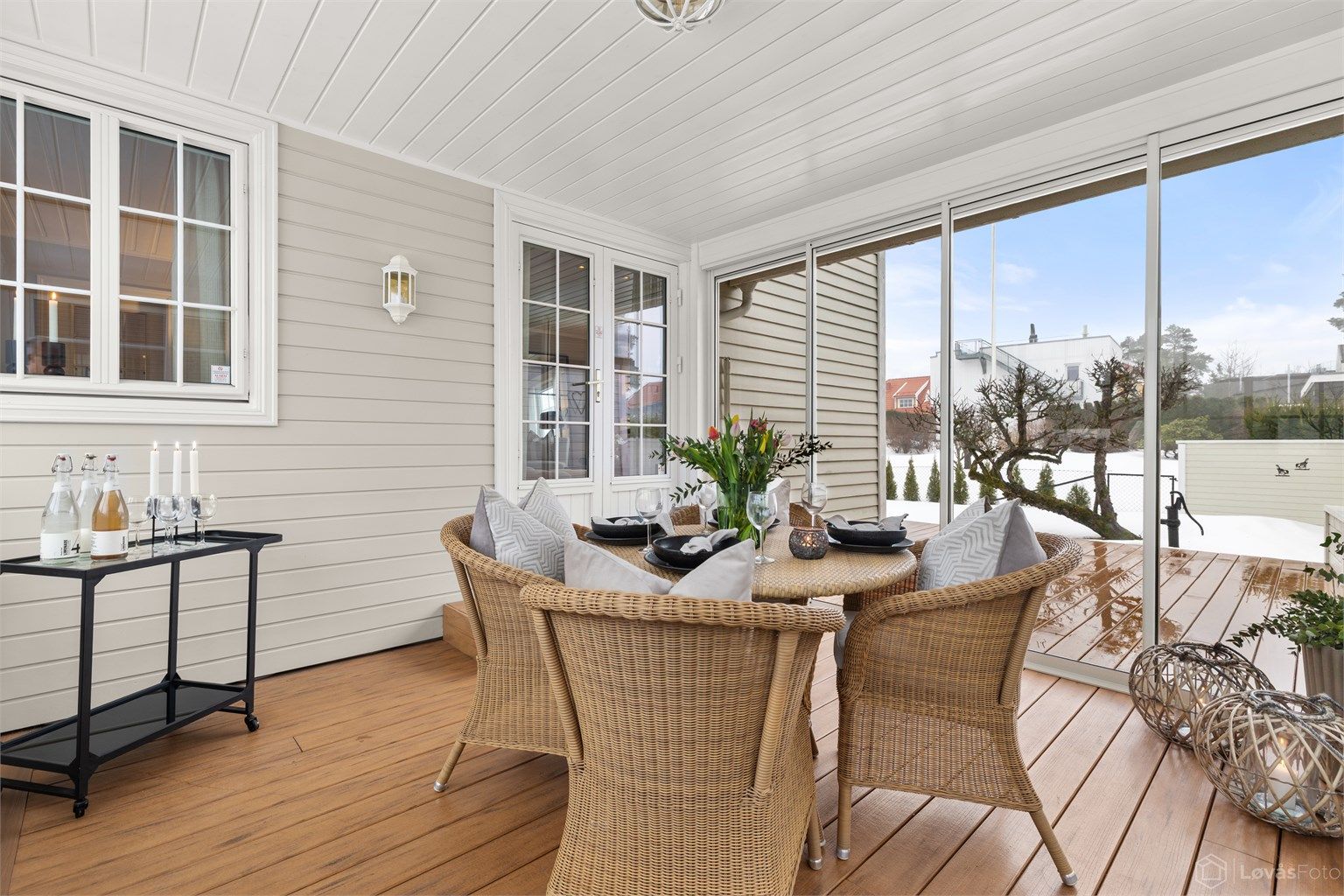 Innglassset terrasse på 13 kvm med tak med panel i himling og sprossede skyve vinduer, samt store skyvedører i glass mot syd