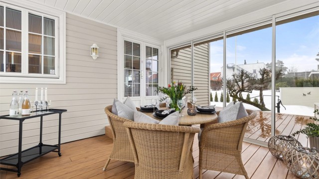 Innglassset terrasse på 13 kvm med tak med panel i himling og sprossede skyve vinduer, samt store skyvedører i glass mot syd