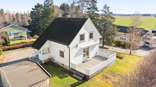 Velkommen til Droggevegen 12 på Årnes, en sjarmerende enebolig med stort potensiale!
Foto: Anders Botnmark.