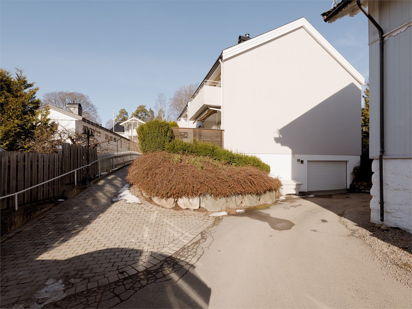 Enkel adkomst med egne gjesteparkeringsplasser for sameiet