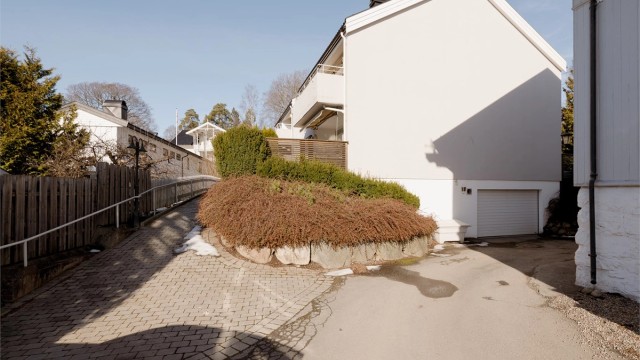 Enkel adkomst med egne gjesteparkeringsplasser for sameiet