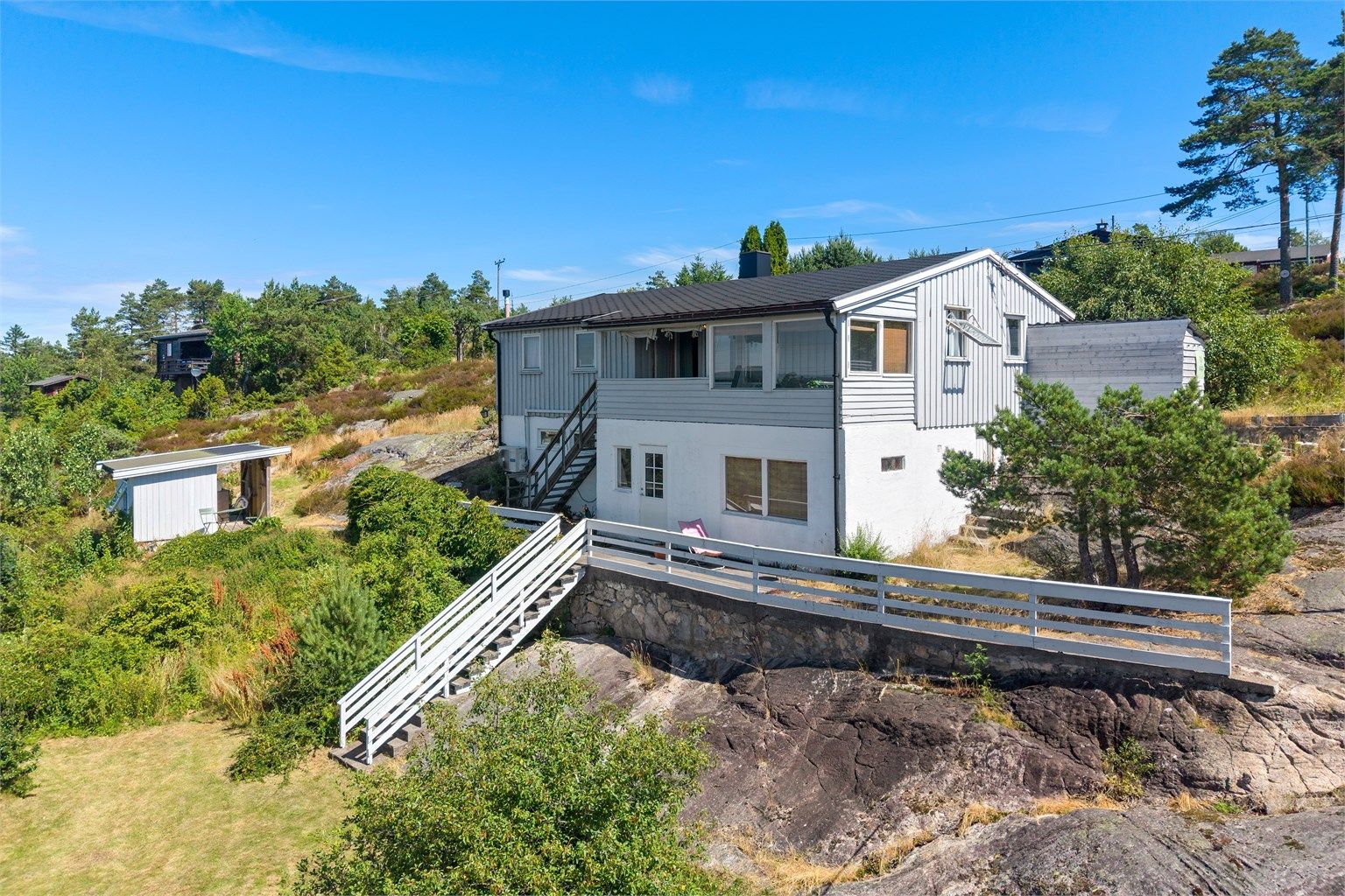 Tomten har flere usjenerte uteplasser og soner for rekreasjon.