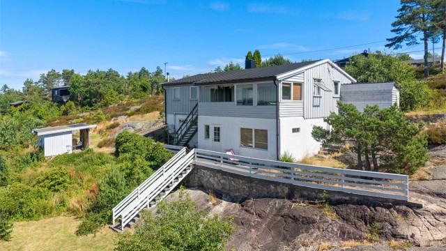 Tomten har flere usjenerte uteplasser og soner for rekreasjon.