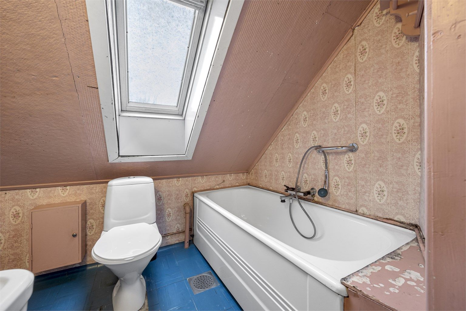 Badet har behov for renovering.